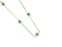 Gargantilla de plata 925 con baño de oro y cinco barras de cristal verde.