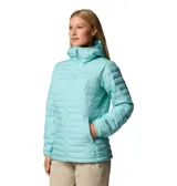 Campera puffer con capucha, color turquesa, con cierre frontal, bolsillos laterales con cierre y puños elásticos. Cuenta con tecnología de aislamiento térmico y tejido resistente a la humedad.