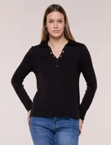 Remera negra de tejido de punto acanalado, de silueta al cuerpo, con cuello polo, abertura frontal en V con botones dorados, mangas largas ajustadas con puños abotonados y ruedo recto.