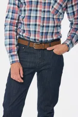 Pantalón de jean clásico de corte recto, color azul denim, con bolsillos traseros y costuras en contraste.
