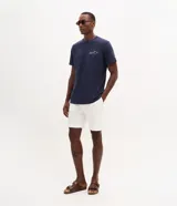 Remera masculina de algodón color azul marino, con cuello redondo y manga corta. Presenta un estampado en el pecho con el lettering "Ocean" y un diseño de aves volando.