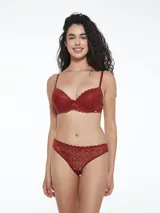 Culotte de encaje color bordó con elástico fino en la cintura.