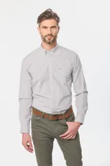 Camisa de manga larga a cuadros pequeños en tonos celeste y blanco, con bolsillo en el pecho y cuello abotonado. Corte slim fit hasta talle XL, a partir de XL classic fit.