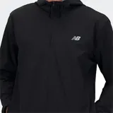 Campera deportiva New Balance negra con cierre frontal completo, capucha y logo estampado en el pecho.