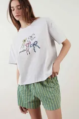 Short de pijama de algodón gris claro melange, con cintura elástica y diseño cómodo.