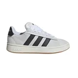 Championes Adidas Grand Court Alpha blancos con las tres tiras laterales en negro. Confeccionados en cuero sintético con forro interior suave, entresuela Cloudfoam y suela de goma.