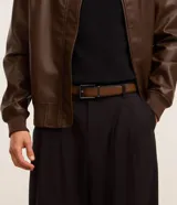 Cinturon reversible negro para hombre, de cuero sintetico con textura y hebilla metalica cuadrada de color plateado oscuro.