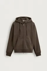 Sudadera hoodie con cierre frontal de cremallera de doble dirección y capucha ajustable, color marrón, de corte relaxed fit con bolsillos tipo canguro y acabados en rib.