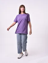 Remera oversize de manga corta color tostado con efecto lavado, cuello redondo y pequeño estampado en el pecho.