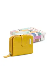 Billetera corta de símil cuero con textura croco, cierre perimetral y solapa con broche a presión. Cuenta con tarjeteros, visor, compartimento para billetes y bolsillo posterior con cierre.