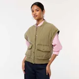 Chaqueta bomber acolchada color verde oliva, con cuello, puños y bajo acanalados. Presenta cierre frontal con botones a presión, bolsillos delanteros con solapa y mangas largas extraíbles.