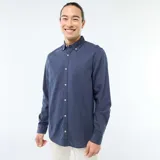 Camisa de manga larga en tejido Oxford, color azul, con cuello abotonado y cierre frontal con botones.