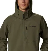 Chaqueta softshell Columbia modelo Cascade Ridge III, color verde oliva. Cuenta con capucha desmontable, cierre frontal completo, bolsillo con cremallera en el pecho, bolsillos laterales para las manos, puños ajustables y dobladillo regulable. Es resistente al agua y está confeccionada con un diseño libre de PFAS.