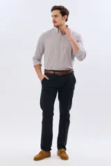 Pantalon azul marino de corte ajustado, con trabillas para cinturón y bolsillos laterales, confeccionado en tejido liviano con elasticidad.