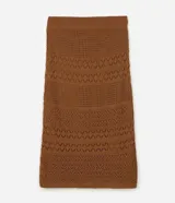 Pollera midi de tricot marrón con puntos calados y diseños geométricos, de corte levemente ajustado y cintura con pretina acanalada.