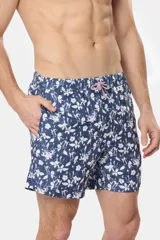 Short de baño celeste con estampado floral blanco, cintura con elástico y cordón regulable, bolsillos laterales y suspensor de malla fina.