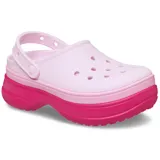 Zuecos Crocs modelo Classic Stacked de diseño slip-on, con capellada de color rosado claro y plataforma alta con suela dentada en tonos rosado medio y fucsia. Cuenta con perforaciones en el empeine para pines Jibbitz y tira trasera ajustable.