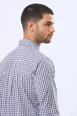 Camisa de manga larga con estampado de cuadros pequeños, cuello abotonado y bolsillo frontal en el pecho con logo bordado.