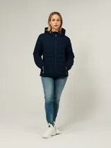 Campera ligera acolchada de Tommy Hilfiger en color azul marino. Presenta un diseño con cierre frontal de cremallera, cuello alto con capucha ajustable mediante cordones y dos bolsillos laterales con cierre. El diseño incluye costuras horizontales y diagonales que definen su estructura acolchada.