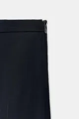 Pantalón de tiro alto confeccionado en mezcla de viscosa, con diseño de pierna recta y detalle de raya planchada frontal. Cuenta con cierre lateral mediante cremallera oculta.