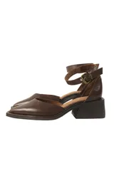 Zapatos de cuero color chocolate con diseño de punta cuadrada, taco bloque bajo y tira ajustable al tobillo con hebilla metálica.