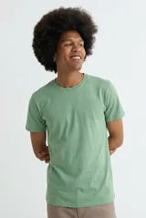 Remera de cuello redondo y manga corta, con diseño básico y corte clásico.