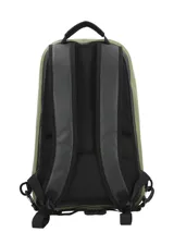 Mochila impermeable de la línea Waterproof de Rockford, confeccionada en lona PVC color verde militar y negro, con el logo RKF impreso en el frente y un bolsillo vertical con cierre termosellado.