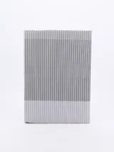 Juego de sábanas para cama de dos plazas con diseño a rayas verticales en tonos grises.