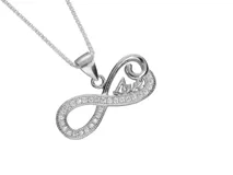 Colgante plateado con forma de infinito, cubierto de circonitas y con la palabra "Love" en el centro.
