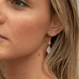 Aros colgantes de plata 925 bañada en oro 18k con dos piedras en forma de gota: un topacio azul y una piedra de la luna.