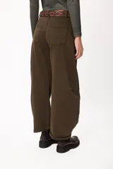 Jean de corte amplio y silueta redondeada, con diseño de tiro alto y ruedo con doblez. Presenta un lavado azul oscuro uniforme y costuras laterales reforzadas.