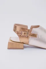 Sandalias de cuero color marrón con puntera abierta, talón descubierto y tira trasera con hebilla. Taco bajo de madera.