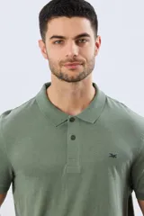 Remera polo de manga corta en color azul melange, con cuello camisero, cierre frontal de dos botones y pequeño bordado en el pecho.