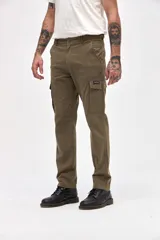 Pantalón cargo de gabardina en color gris, con corte standard slim. Presenta bolsillos laterales y bolsillos cargo con solapa y botones en los muslos.