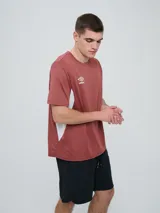 Remera deportiva Umbro modelo Vant, de color negro con paneles laterales grises y cuello redondo, diseñada para hombre.