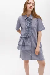 Vestido camisero celeste a rayas con cuello y cartera en tono lima claro, volados frontales y laterales, y mangas cortas.