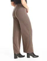 Pantalón de corte wide leg con diseño de espiga, tiro alto y pretina elástica interna. Presenta costuras verticales pespunteadas en el frente y en la parte trasera de cada pierna.
