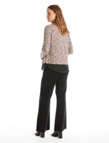 Buzo de tejido fino con efecto melange en tonos tierra, que incorpora cuello y ruedo inferior en tela tipo gasa negra, simulando una camisa debajo. Posee mangas largas y un diseño de corte recto.