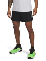 Short deportivo Under Armour Project Rock, color negro con detalles en blanco y verde neón. Confeccionado en tejido elástico ultraligero y resistente, cuenta con cintura elástica con cordón interno y bolsillos laterales.