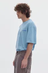 Remera celeste con efecto lavado washed, cuello redondo, mangas cortas y calce holgado. Cuenta con pequeño estampado tipográfico en el pecho.