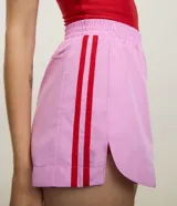 Bermuda deportiva femenina modelo runner color verde menta, con cintura elástica y diseño holgado con bajo redondeado.