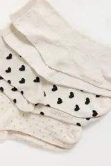 Pack de tres pares de medias cortas de algodón peinado. Incluye un par con estampado de puntos dorados, un par con estampado de corazones negros y un par con textura de corazones en relieve.