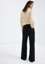 Pantalón de corte recto confeccionado en tejido de bambula de algodón, tiro regular y perneras amplias.