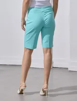 Bermuda color beige de gabardina elastizada, marca Zac & Rachel. Pretina ancha elastizada.