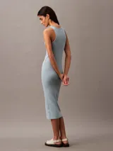 Vestido midi de algodón celeste, ajustado al cuerpo y sin mangas.