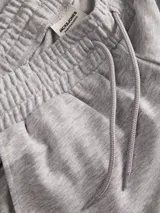 Short de buzo de felpa gris melange, con cintura elástica con cordón de ajuste y bolsillos laterales. Cuenta con el logo estampado en el lateral de la pierna.