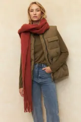 Remera negra de algodón, de manga larga y cuello bote.