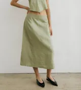Falda midi color amarillo pálido, de lino, corte evasé y cierre trasero invisible.