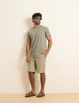 Bermuda marrón claro de corte clásico con bolsillos laterales y traseros, ideal para un estilo casual de verano.