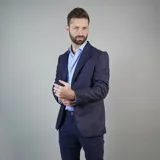 Saco de lana azul con solapas de muesca, cierre de dos botones, bolsillos laterales con solapa y bolsillo en el pecho.